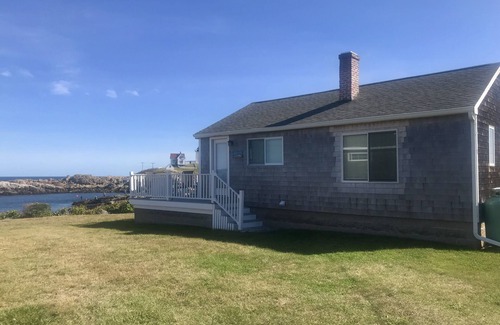 York Beach Cottage | Bold Ocean Front Cottage à Nubble light house