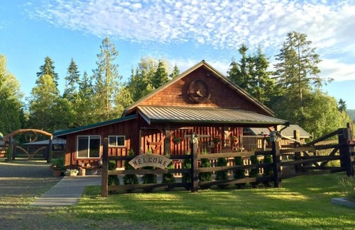 Sequim Cabine | Bond Ranch Retreat, Family Cabins under the stars, enchanting Olympic Peninsula.