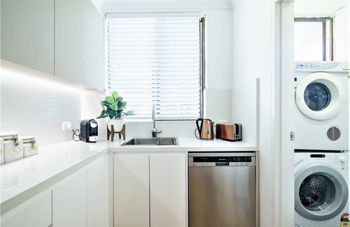 North Bondi Appartement | HolidayRento Bondi Beach Apt Swimming Pool, Parking and Air Con