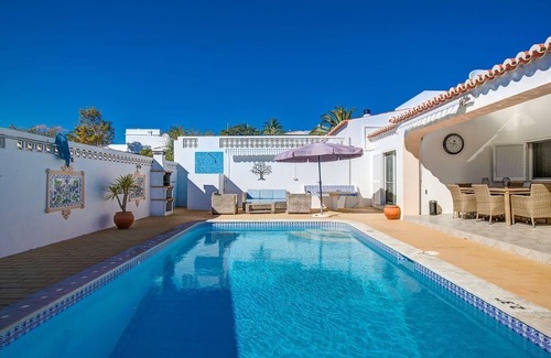 Mato Serrao Villa | villa de 3 chambres avec piscine chauffée à distance de marche de Carvoeiro