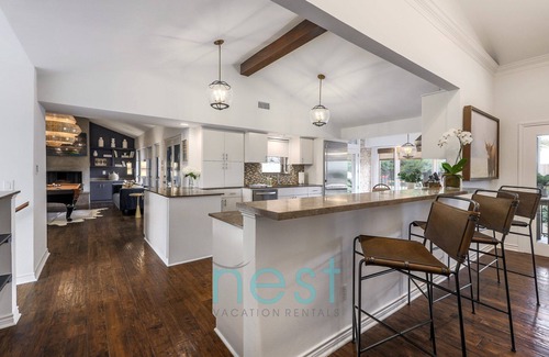 Westview On Lake Austin Maison | ***NEW*** 7 MINUTES TO DOWNTOWN | POOL | HOT TUB | POOL TABLE | FOOSBALL | FIRE PIT | 13 Queen Beds
