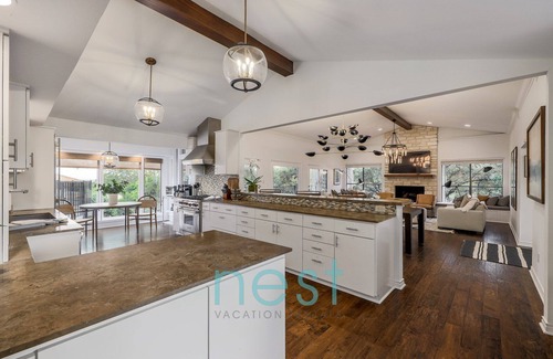 Westview On Lake Austin Maison | ***NEW*** 7 MINUTES TO DOWNTOWN | POOL | HOT TUB | POOL TABLE | FOOSBALL | FIRE PIT | 13 Queen Beds