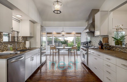 Westview On Lake Austin Maison | ***NEW*** 7 MINUTES TO DOWNTOWN | POOL | HOT TUB | POOL TABLE | FOOSBALL | FIRE PIT | 13 Queen Beds