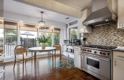 Westview On Lake Austin Maison | ***NEW*** 7 MINUTES TO DOWNTOWN | POOL | HOT TUB | POOL TABLE | FOOSBALL | FIRE PIT | 13 Queen Beds
