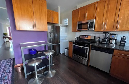 Woodlawn Appartement | Book the Great Migration Guest House. Family-sized condo near the Green Line.