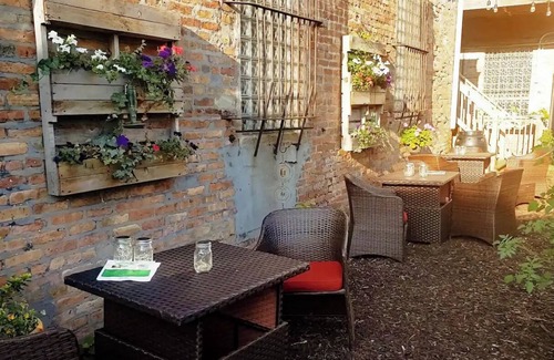 Woodlawn Appartement | Book the Great Migration Guest House. Family-sized condo near the Green Line.