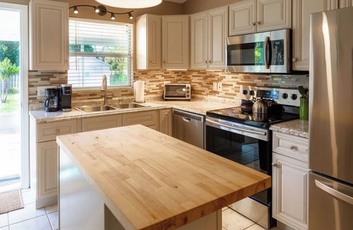 Stuart Maison | Book today, dinner on us! New listing! Stuart/Port Salerno cute cottage!