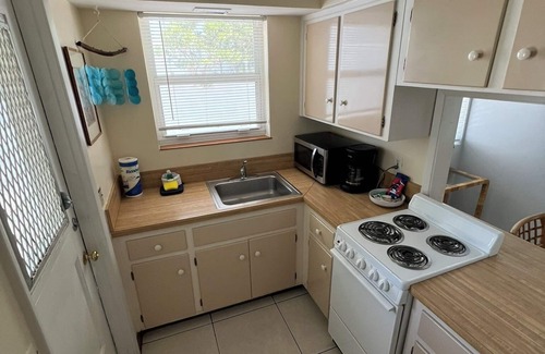Delray Beach Hôtel | Booking for 2026 One Block Walk Delray Beach, HTD Pool, Park, WiFi Included 2/2