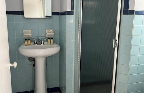 Delray Beach Hôtel | Booking for 2026 One Block Walk Delray Beach, HTD Pool, Park, WiFi Included 2/2