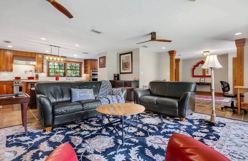 Tallahassee Maison | Booking now! Lake, Pool, Spa, Man Cave, Game Room