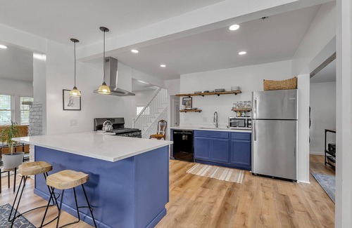 Lake Erie Beach Maison | ~Booking Year-Round~ 3BR 2BATH Fully-Remodeled Lakeside Home