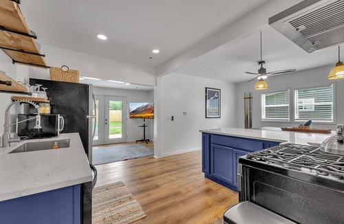 Lake Erie Beach Maison | ~Booking Year-Round~ 3BR 2BATH Fully-Remodeled Lakeside Home