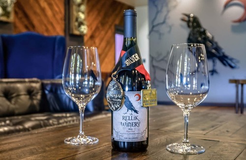 Medford Maison | Suite en alpaga à la maison Rellik. Domaine viticole et alpaga