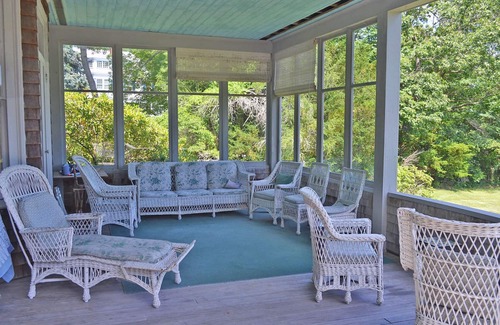 Manchester-by-the-Sea Maison | Booth Cottage: marchez sur un chemin privé vers la magnifique plage de chant.