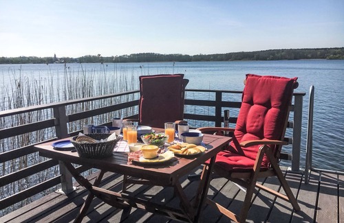Lindow Maison | Bootshaus auf dem See by Interhome