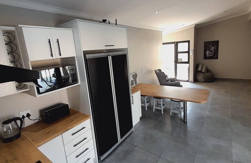 Marloth Park Cabine | Bordering Kruger National Park, this modern and spacious 3 bedroom lodge awaits