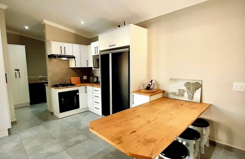 Marloth Park Cabine | Bordering Kruger National Park, this modern and spacious 3 bedroom lodge awaits