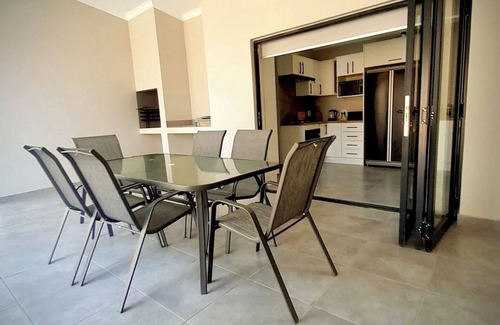 Marloth Park Cabine | Bordering Kruger National Park, this modern and spacious 3 bedroom lodge awaits