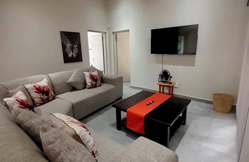Marloth Park Cabine | Bordering Kruger National Park, this modern and spacious 3 bedroom lodge awaits