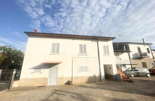 Le Piazze Appartement | Borghetto house with 4 bedrooms, parking and WiFi