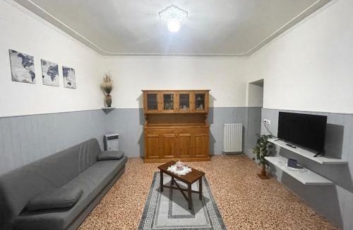 Le Piazze Appartement | Borghetto house with 4 bedrooms, parking and WiFi