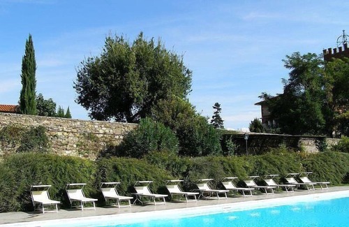 Bucine Maison | Borgo Bello E: Un appartement de deux étages caractéristique et accueillant dans le style caractéristique de la campagne toscane.