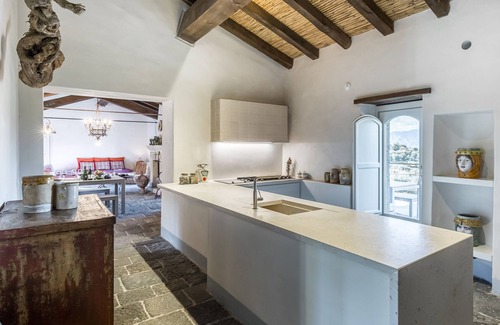 Rovittello Maison | Borgo Rovittello, maison traditionnelle sicilienne immergée dans les vignes.