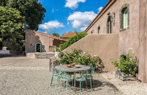 Rovittello Maison | Borgo Rovittello, maison traditionnelle sicilienne immergée dans les vignes.