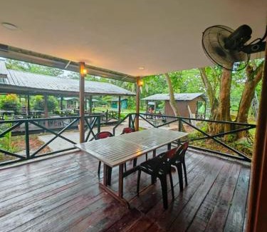 Interior Divison Cabine | Borneo Kelip Kelip Lodge Beaufort