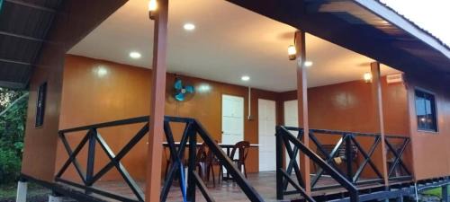 Interior Divison Cabine | Borneo Kelip Kelip Lodge Beaufort