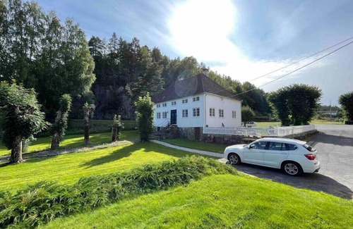 Risor Appartement | Bosvik Gård, nyrenovert leilighet i hovedhus fra 1756