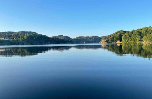 Risor Appartement | Bosvik Gård, nyrenovert leilighet i hovedhus fra 1756