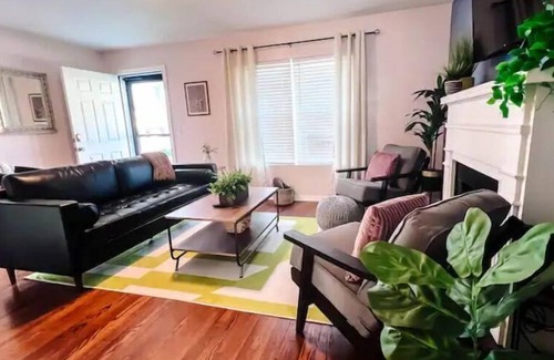 Huntington Maison | Botanical Bungalow Deck, gas grill & fireplace!