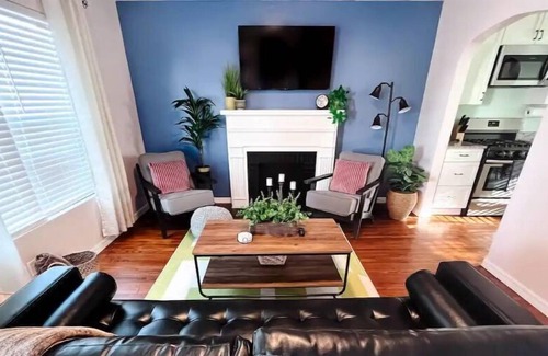 Huntington Maison | Botanical Bungalow Deck, gas grill & fireplace!