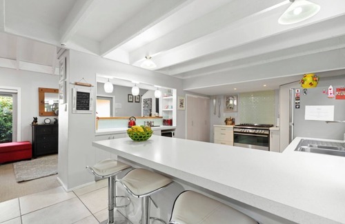 Richmond Heights Maison | Base: 2 Extra: $30 107 Hyde Ave