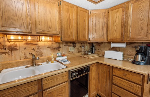 Boulder Bay Cabine | Boulder Pines - Walk to Lake, Hot Tub, Smart TV, AC