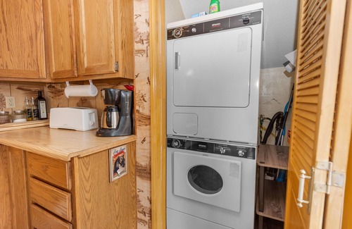 Boulder Bay Cabine | Boulder Pines - Walk to Lake, Hot Tub, Smart TV, AC