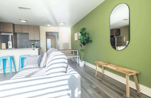 Riverside Appartement | Boulevard Stays 8 mins to Downtown King Bed Pool, Parking Gym 04