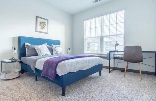 Middletown Appartement | Boulevard Stays Charming 2BR Retreat Pool Parking Gym