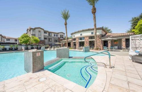 Glendale Sports and Entertainment District Appartement | Boulevard Stays Luxe 2BR by the Stadium Pool Parking Gym 05