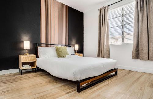 Glendale Sports and Entertainment District Appartement | Boulevard Stays Luxe 2BR by the Stadium Pool Parking Gym 05