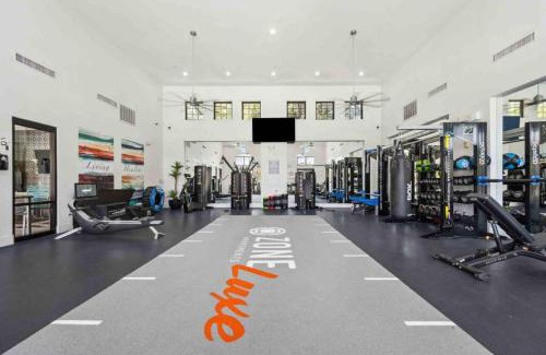Glendale Sports and Entertainment District Appartement | Boulevard Stays Luxe 2BR by the Stadium Pool Parking Gym 05