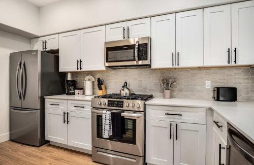 Glendale Sports and Entertainment District Appartement | Boulevard Stays Luxe 2BR by the Stadium Pool Parking Gym 05