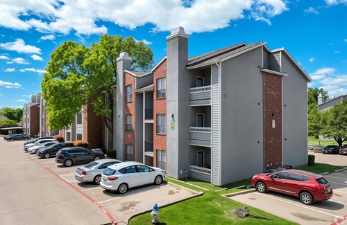 Irving Appartement | Boulevard Stays Serene 1BR Apartment with Pool, Gym & Free Parking 03