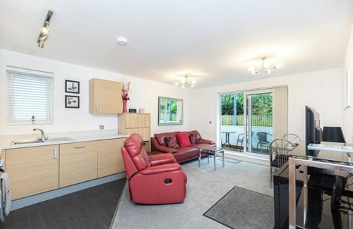 Southbourne Appartement | Bournecoast: Modern apartment with decked area/parking near sandy beach - FM3590