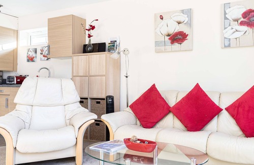 Southbourne Appartement | Bournecoast: Modern apartment with two balconies close to sandy beaches - FM9632