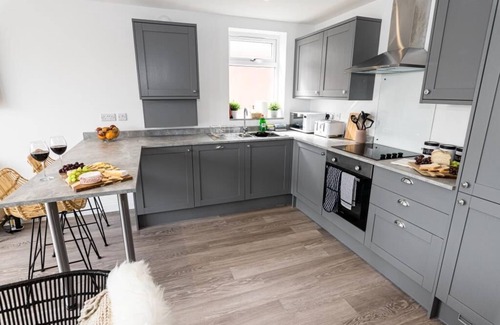 Boscombe Appartement | BOURNECOAST: STYLISH FLAT-BALCONY/SEA GLIMPSES-PARKING-10 MIN WALK TO BEACH-8405