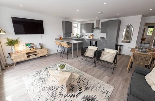 Boscombe Appartement | BOURNECOAST: STYLISH FLAT-BALCONY/SEA GLIMPSES-PARKING-10 MIN WALK TO BEACH-8405