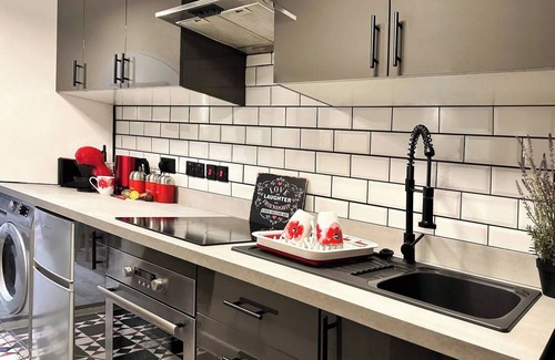 Enfield Highway Maison | Boutique Backyard Bungalow - Brimsdown