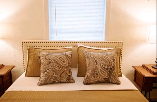 Beeville Maison | Boutique Beeville Cottage
